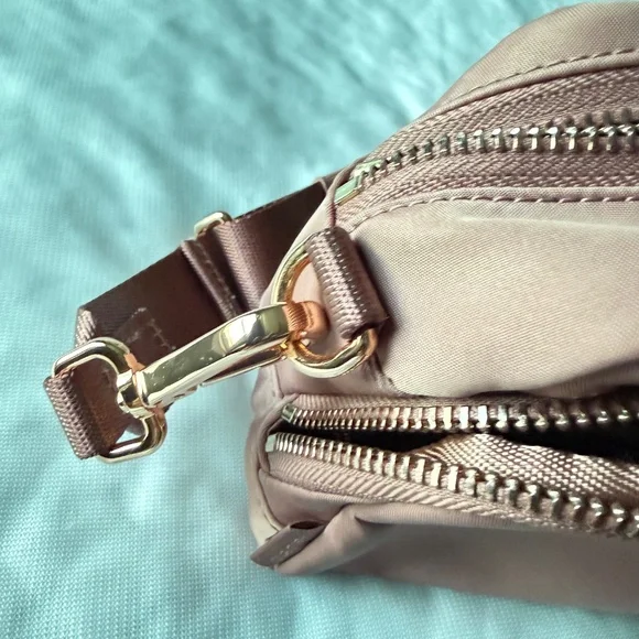 Lululemon Everywhere Crossbody Bag - Picture 6 of 9